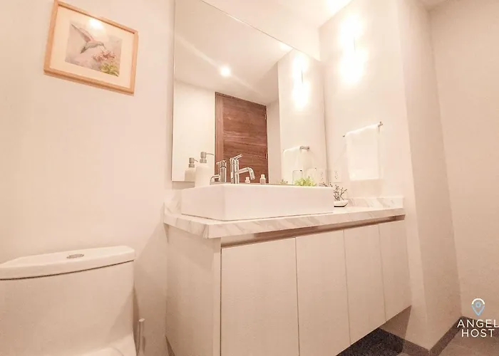 Apartment 2br W Dual Pools, Near & 5th Ave
