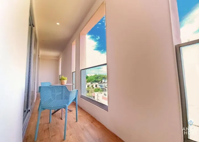 Apartment 2br W Dual Pools, Near & 5th Ave *