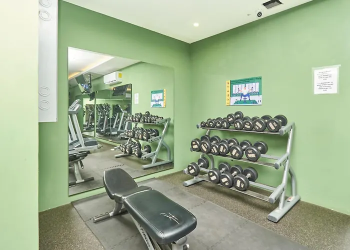 2br W Dual Pools, Near & 5th Ave Apartment *