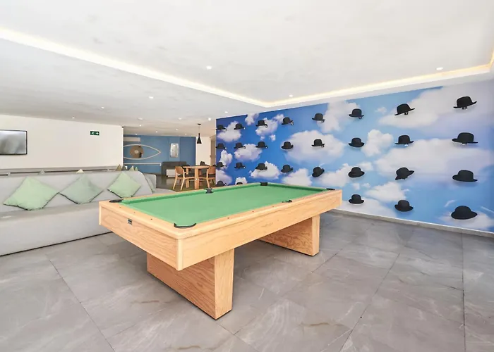 Apartment 2br W Dual Pools, Near & 5th Ave