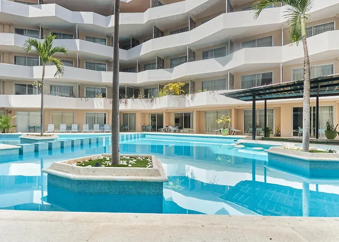 Apartment 2br W Dual Pools, Near & 5th Ave *
