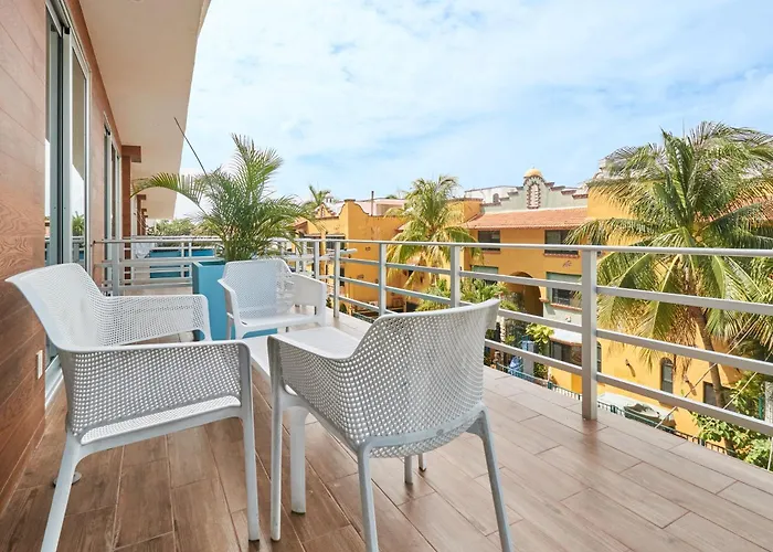 2br W Dual Pools, Near & 5th Ave *