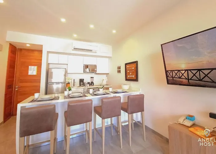 Apartment 2br W Dual Pools, Near & 5th Ave