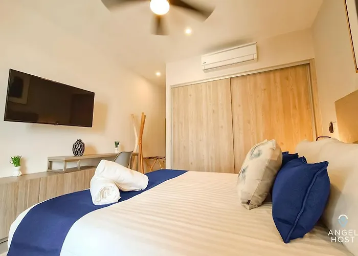 2br W Dual Pools, Near & 5th Ave Apartment