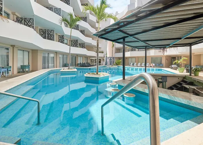 Apartment 2br W Dual Pools, Near & 5th Ave