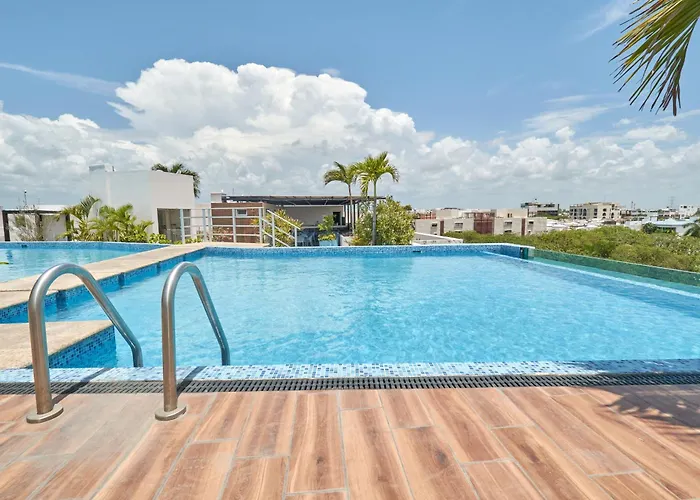 2br W Dual Pools, Near & 5th Ave *