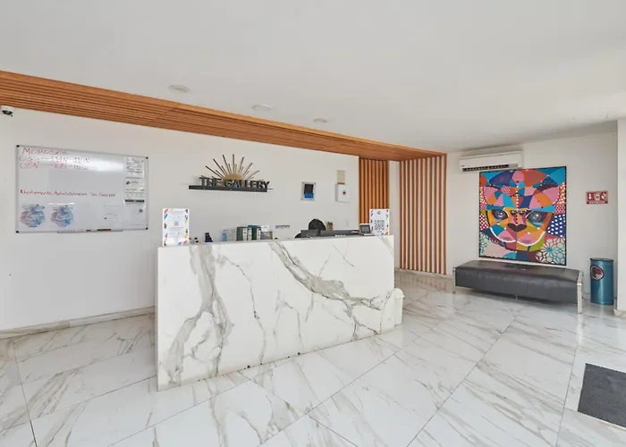 2br W Dual Pools, Near & 5th Ave Apartment *