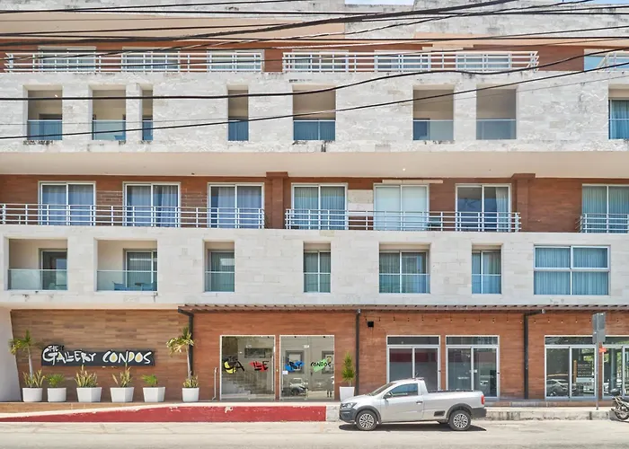 2br W Dual Pools, Near & 5th Ave