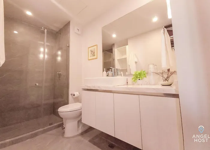 2br W Dual Pools, Near & 5th Ave *